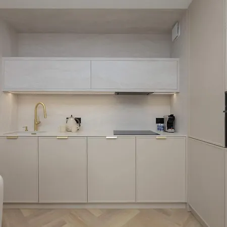 Elegant Zabkowska With Parking & Ac By Renters 바르샤바