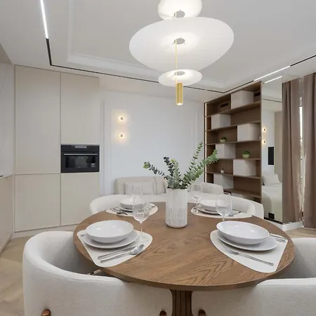 Elegant Zabkowska With Parking & Ac By Renters Prestige Lägenhet
